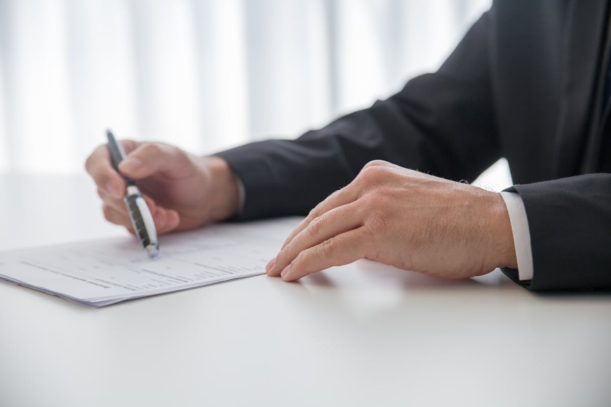 The "Mutual Action Plan" Close: Co-Building the First 14 Days With the Buyer