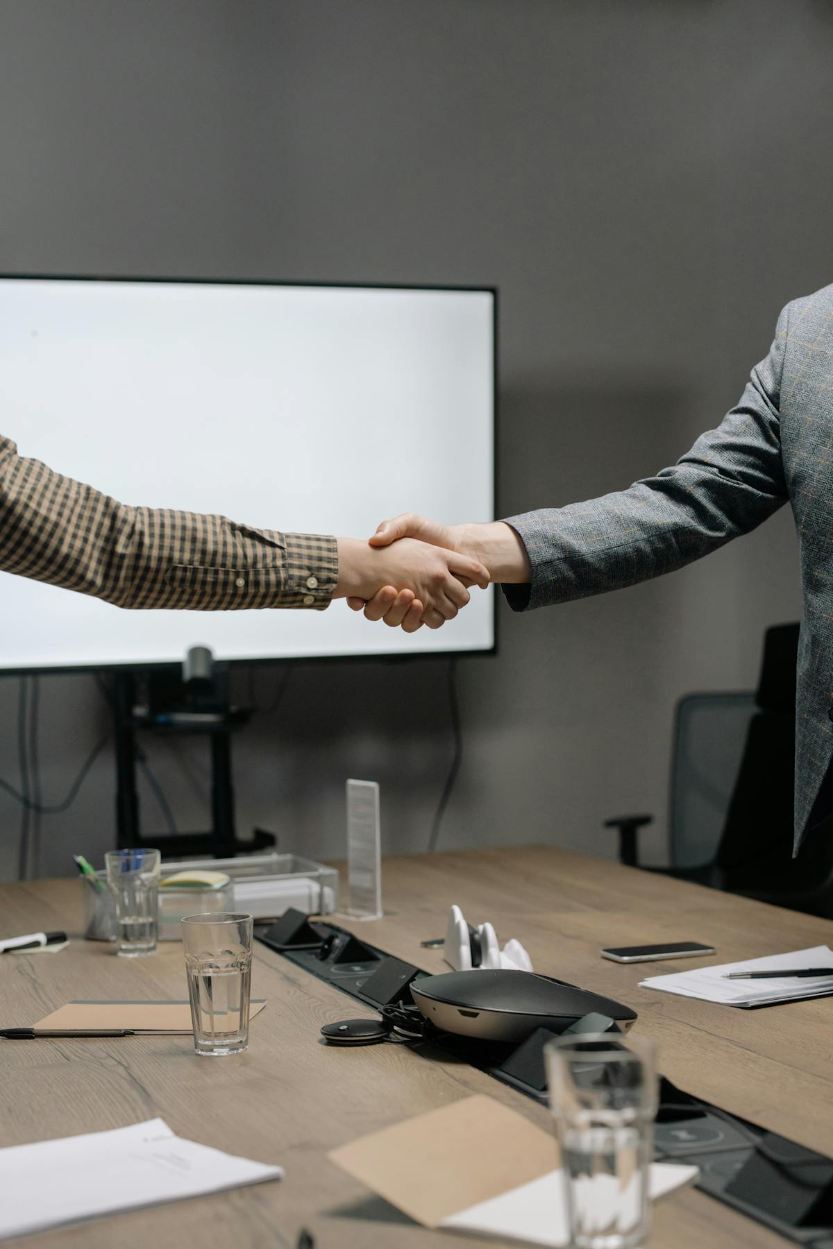 The Liking Principle in Sales Calls: 4 Micro-Behaviors That Build Rapport in 60 Seconds