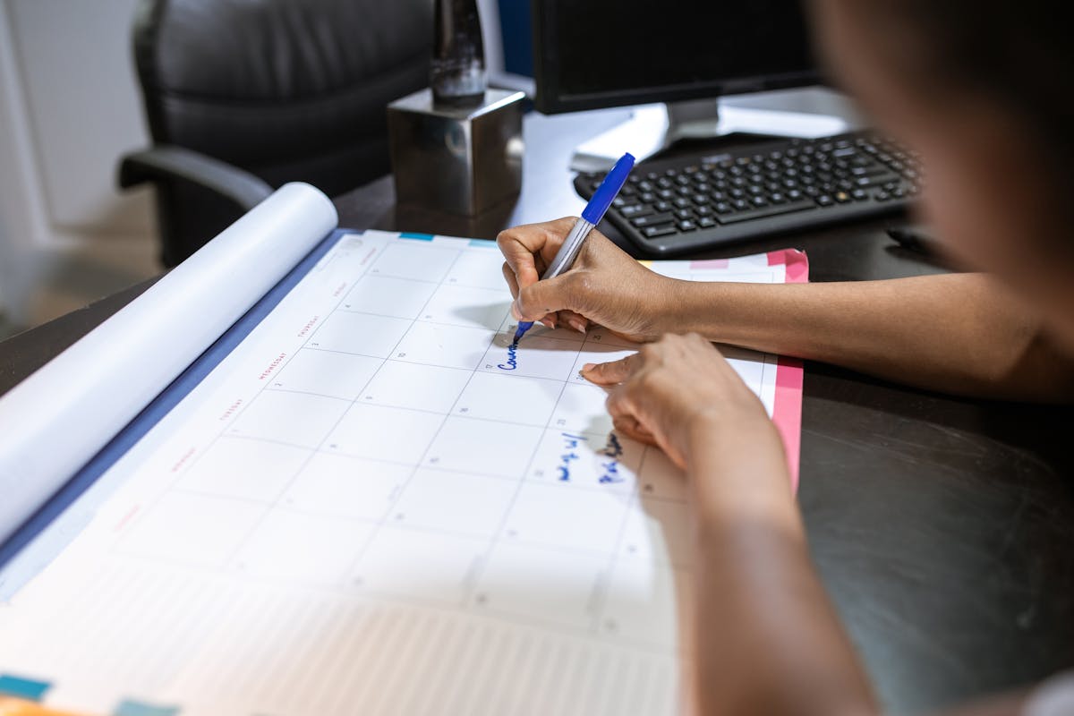 Desk calendar scheduling planner