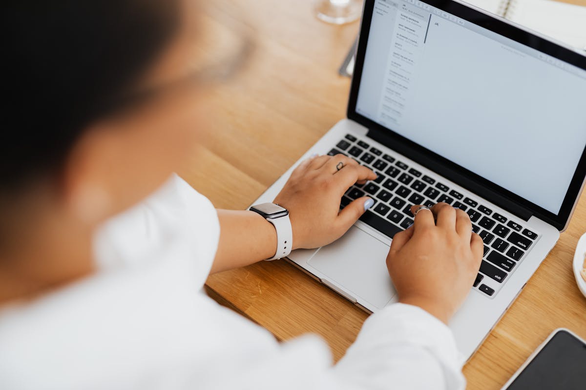 The Post-Connection LinkedIn Cadence: 5 Messages Over 21 Days That Book Discovery Calls