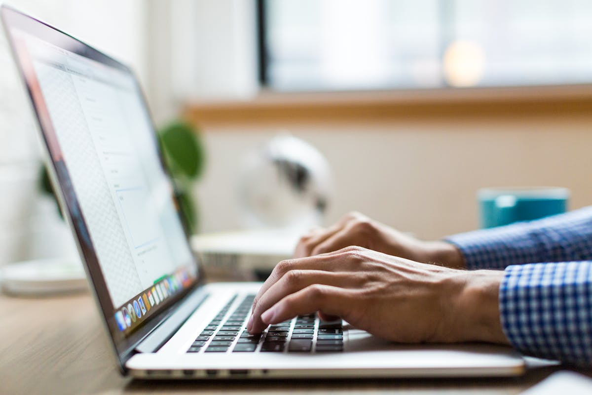Cold Outreach From Consultant to Operations VP: A Worked Example With Copy