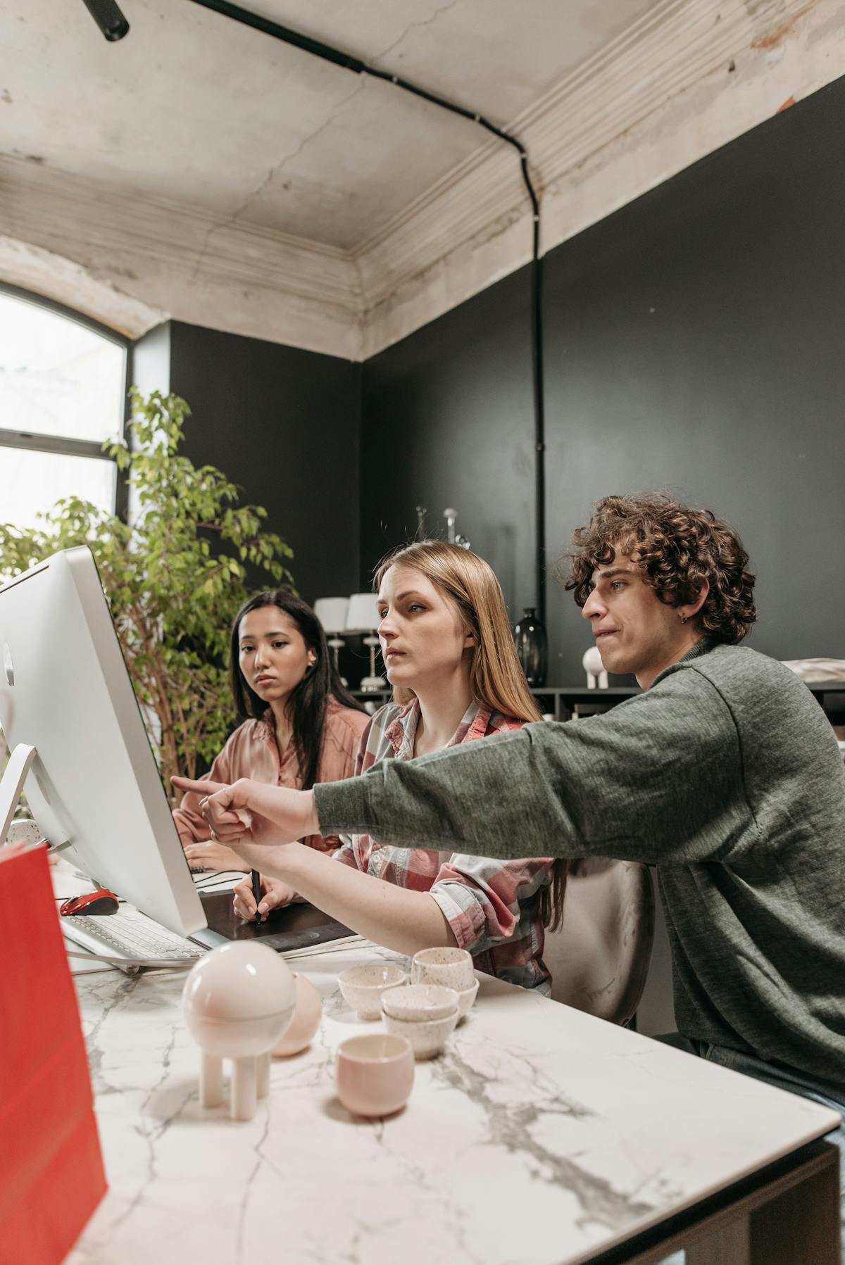The Priming Effect in Outreach: Words That Pre-Load the Buyer's Decision