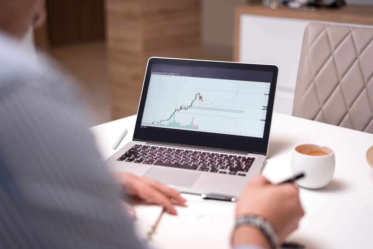 Sales Cycle Length by Deal Size: The Benchmark Chart Freelancers Need