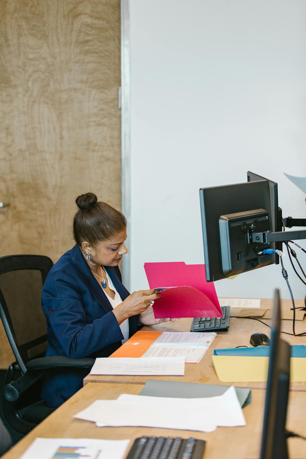 Business woman office laptop confident