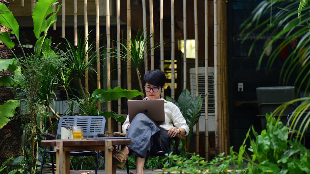 How to Niche Down as a Freelancer Without Losing 80% of Your Income